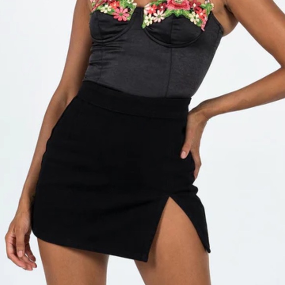 Lioness Black Mini Skirt with Slit - Picture 2 of 3